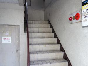 日宝信濃橋ビル階段