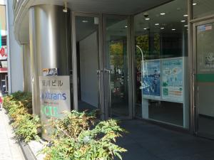 安川ビルエントランス