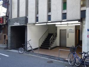 日宝本社ビルエントランス