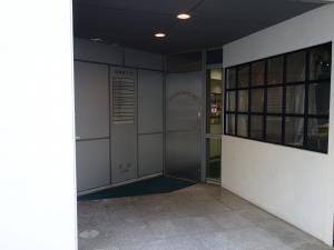 道修町ビルエントランス