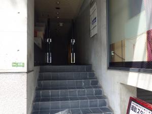 オルミオン北野ビルエントランス階段