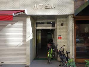 山下ビルエントランス