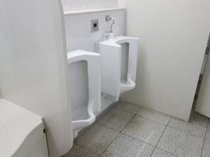三共ビル梅新男子トイレ