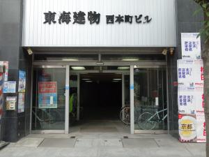 東海建物西本町ビルエントランス