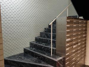 与力町パークビル階段