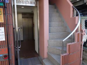 北白石ビル西館階段
