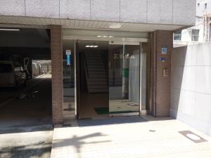 三国ビルエントランス