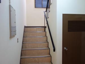レイシス心斎橋ビル階段