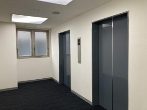 上本町ビル　基準階エレベーター