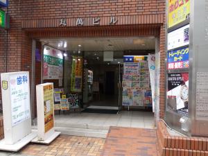 丸萬ビルエントランス