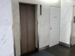 阪急産業梅田ビルエレベーター