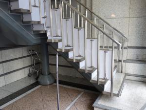 徳銀相産ビル階段