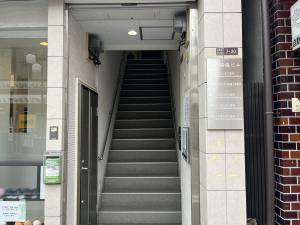 上六鈴屋ビル　ビル玄関