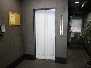 本町翁ビルエレベーター