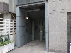 西塚ビルエントランス