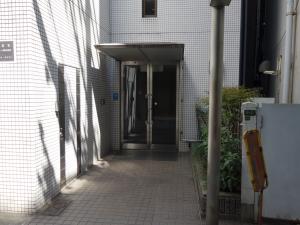 満電ビル別館エントランス