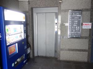 曽根崎ムーンビルエレベーター