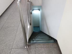 四ツ橋川崎ビル地下階段