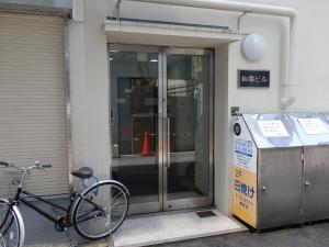 梅電ビルエントランス